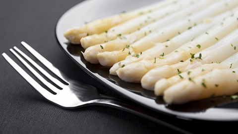 esparragos blancos tenedor plato bodegon