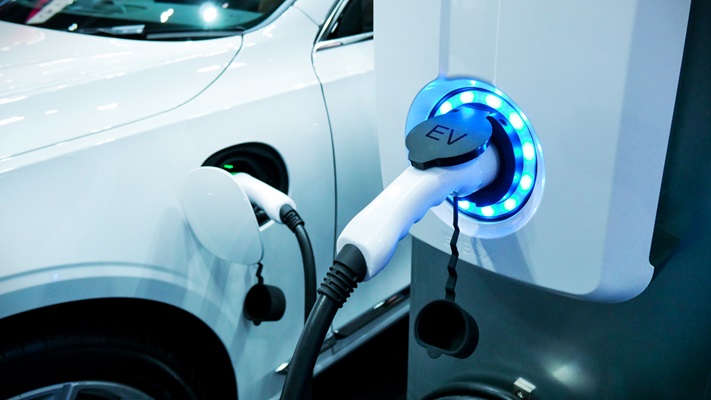 coche eléctrico recargando