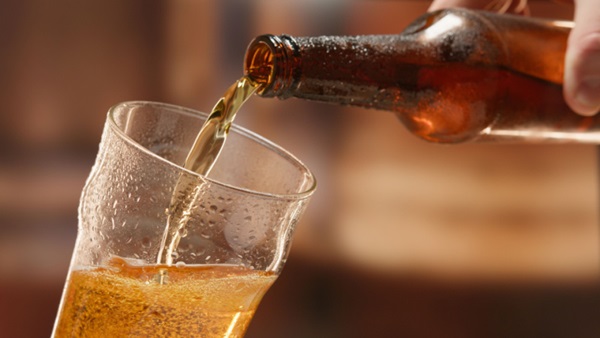 Bicchiere di birra in bottiglia
