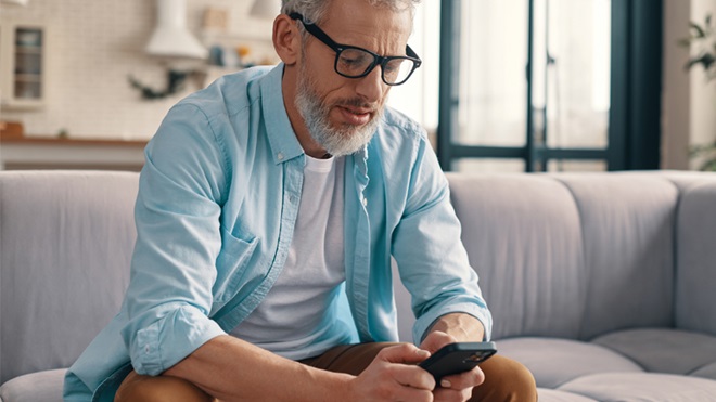 Uomo adulto che guarda il telefono