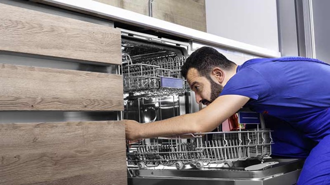 hombre instalando un lavavajillas