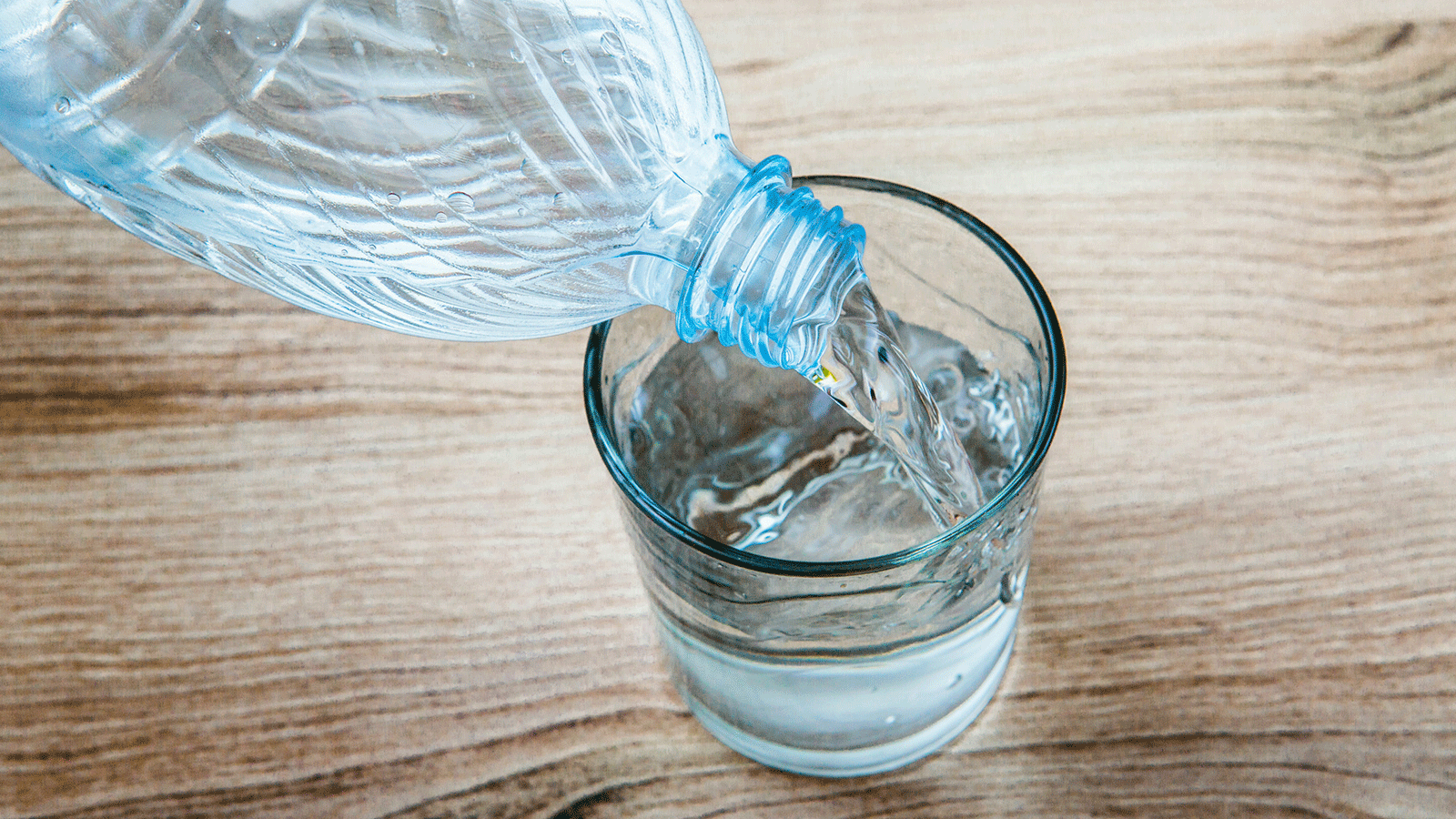 Agua embotellada calidades y precios OCU