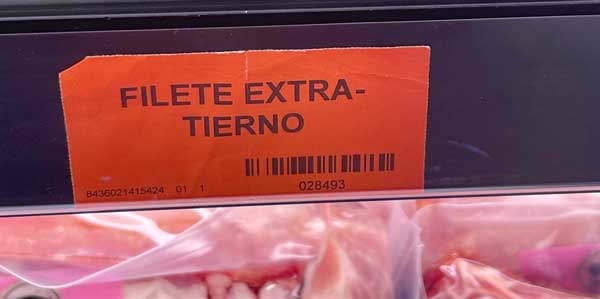 Etiqueta filete extra tierno en el lineal del supermercado