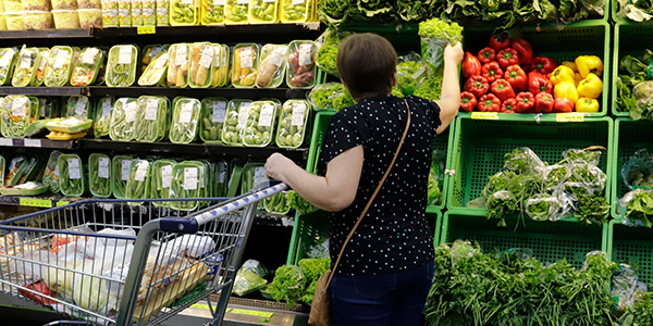 Mujer comprando fruta en un supermercado