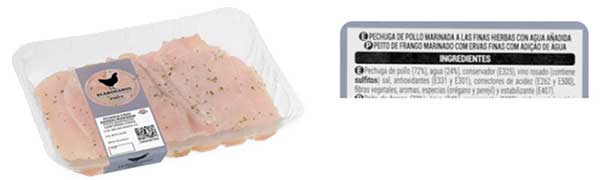 Envase de pollo marinado con la lista de ingredientes