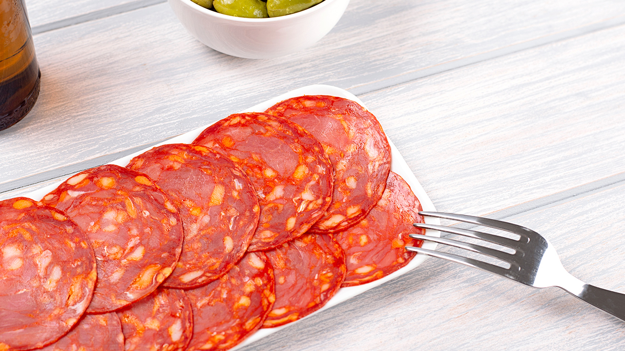 bandeja con rodajas de chorizo