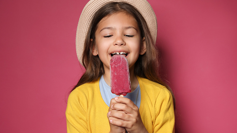 Niña con un polo de fresa