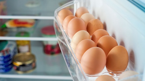 Huevos colocados en la huevera del frigorífico