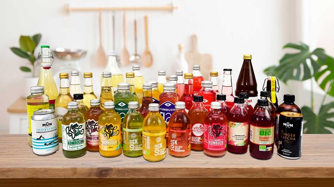 muchas botellas de kombucha de distintos colores