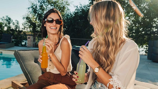2 chicas tomando kombucha