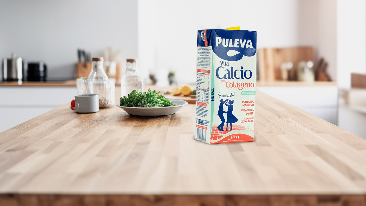Envase de Puleva con calcio y colágeno en una cocina