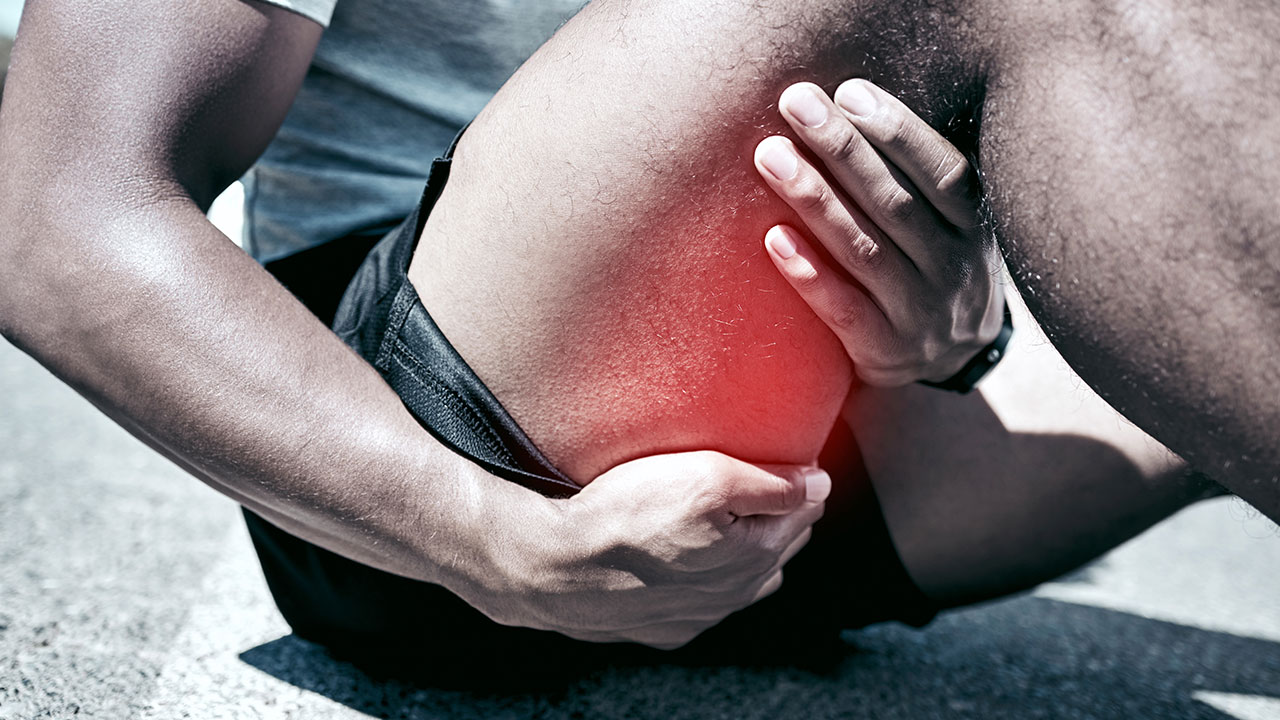 deportista sufriendo un calambre muscular