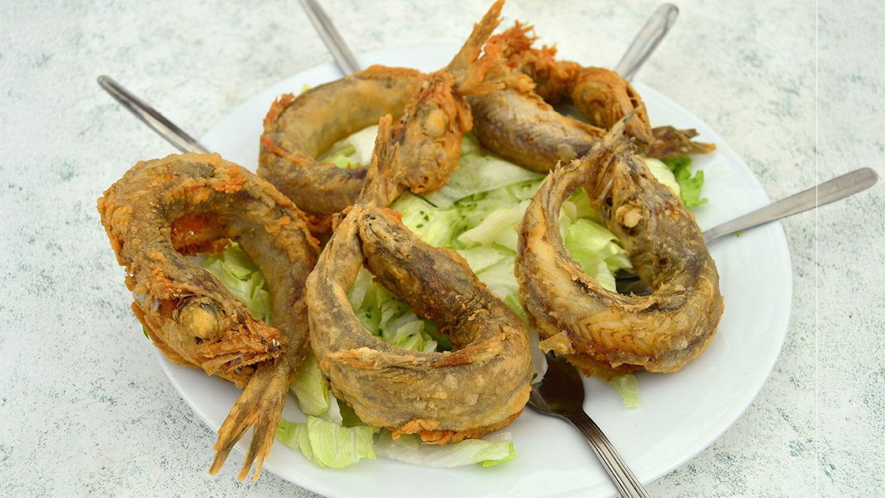 fritura de pescadillas que se muerden la cola
