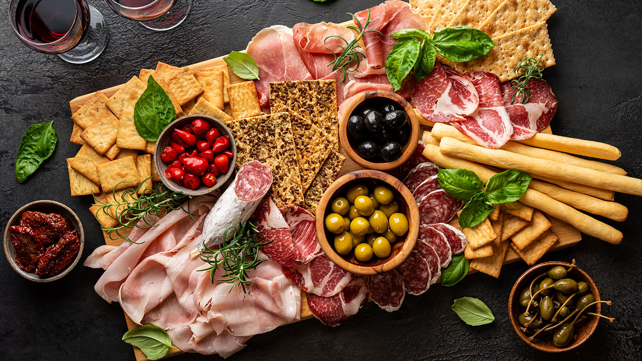 fuente de embutidos y aceitunas