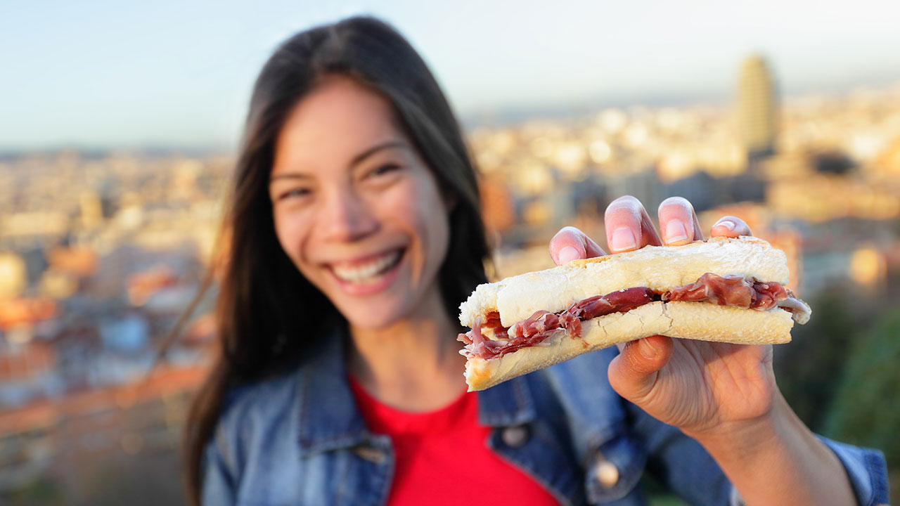 chica enseñando un bocadillo de jamón serrano
