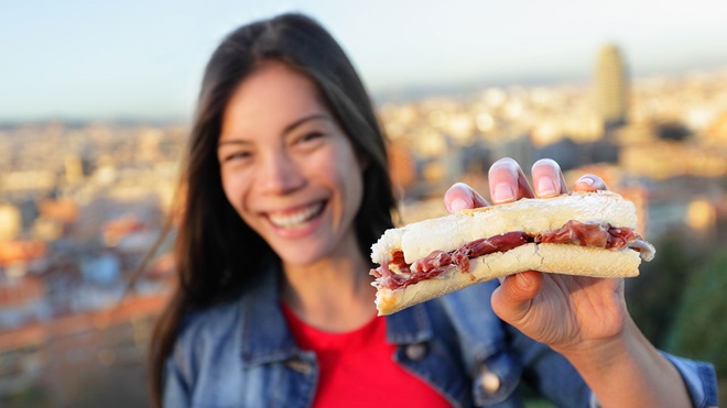chica enseñando un bocadillo de jamón serrano