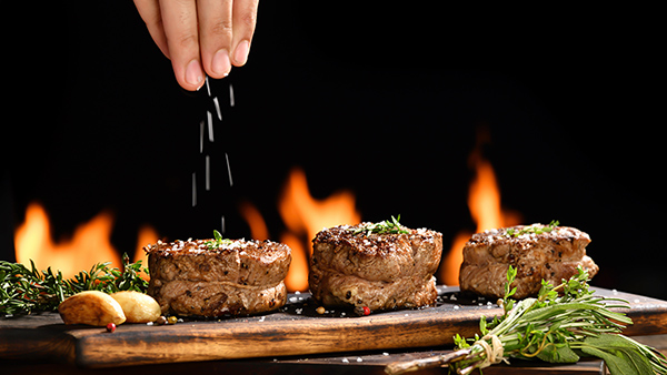Echar sal después de cocinar alimentos a la plancha