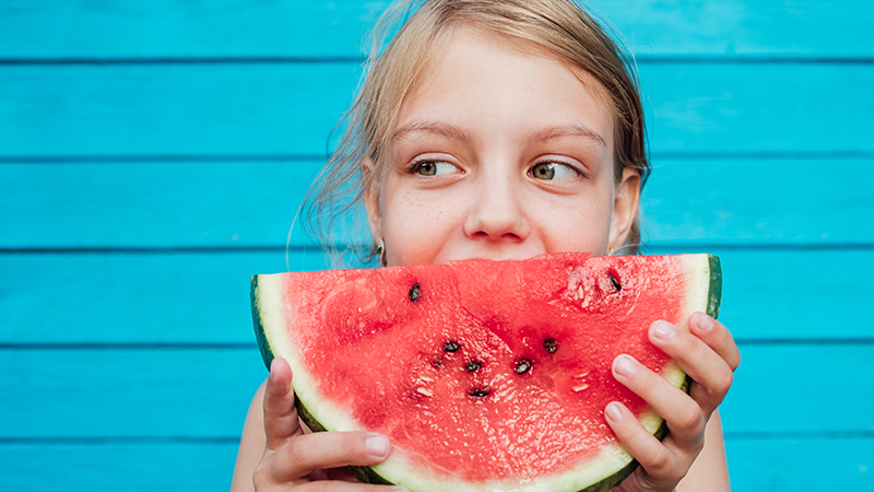 Niña comiendo sandía
