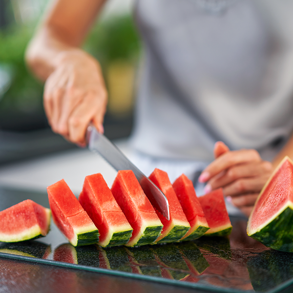 Cortar rodajas de sandía