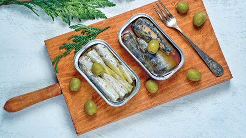 Sardinas en lata con aceitunas