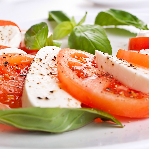 Ensalada de tomate con queso y hierbabuena