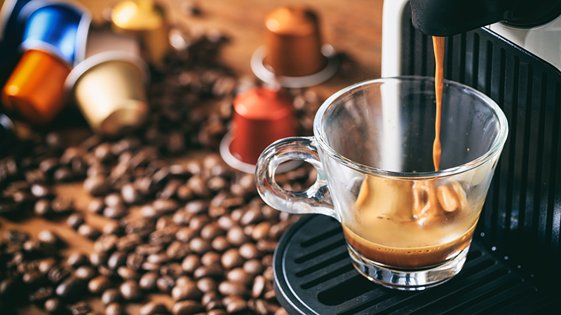 Máquina de café haciendo un café de cápsula