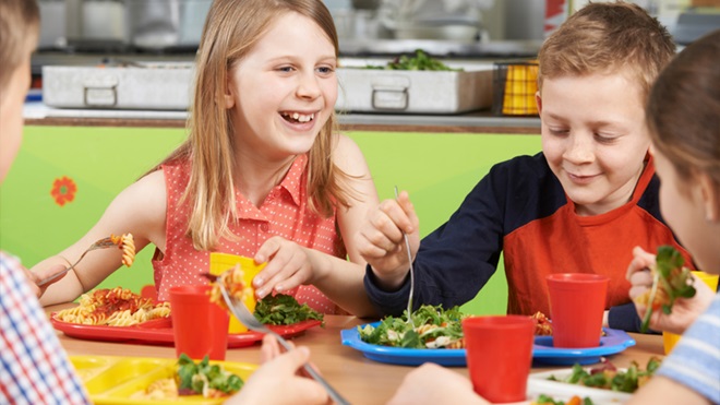 Niños comiendo en el comedor escolar