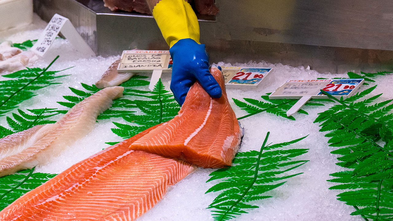 pescadero sirviendo un filete de salmón fresco