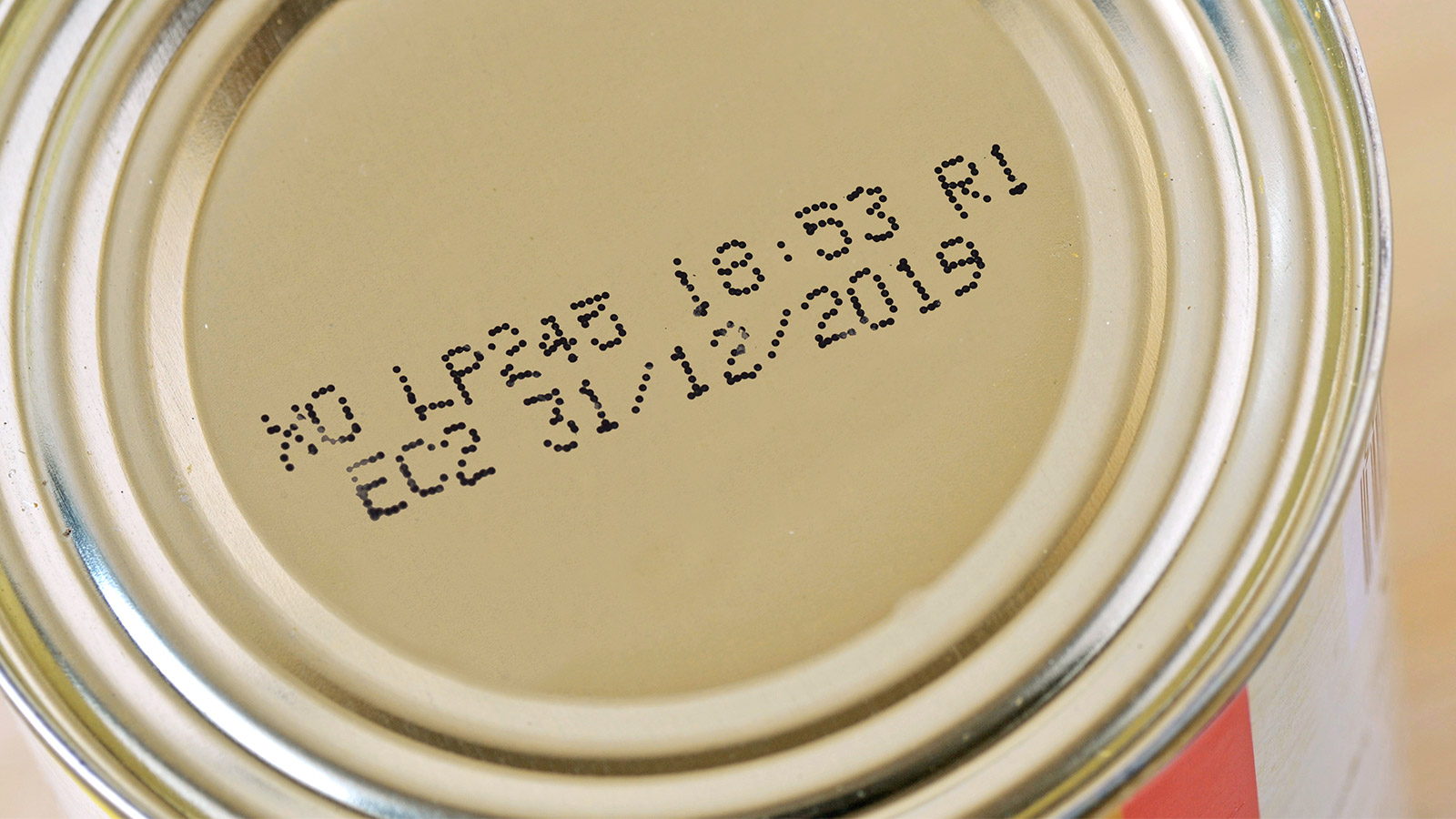 Маркировка банки консервов рыбных. Маркировка рыбных консервов на крышке. Расшифровка маркировки рыбных консервов. Ассортиментный номер консервов. Срок хранения консерв.