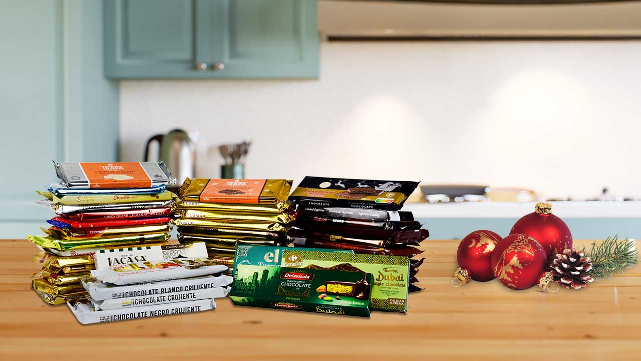 montaña de turrones de chocolate envasados en una mesa