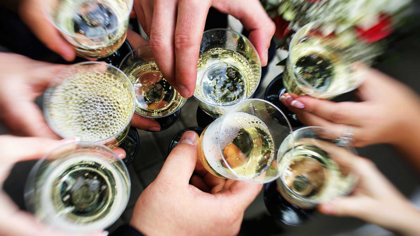 brindar con cava informal plastico arriba