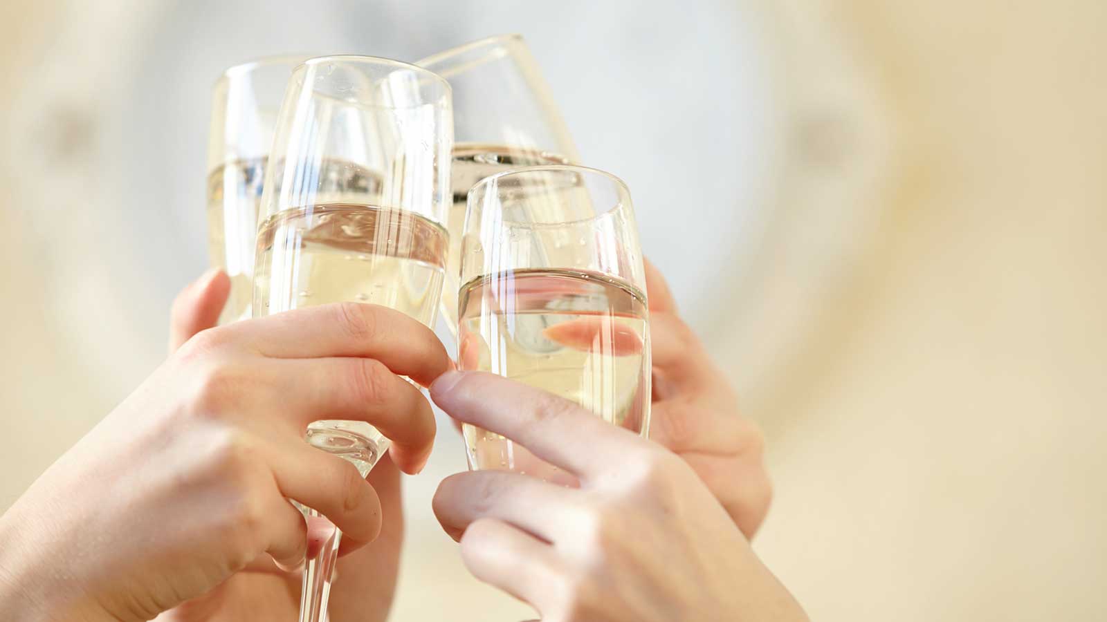 brindar cava copas elegante fiesta