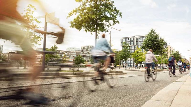 ciclistas-circulando-en-ciudad