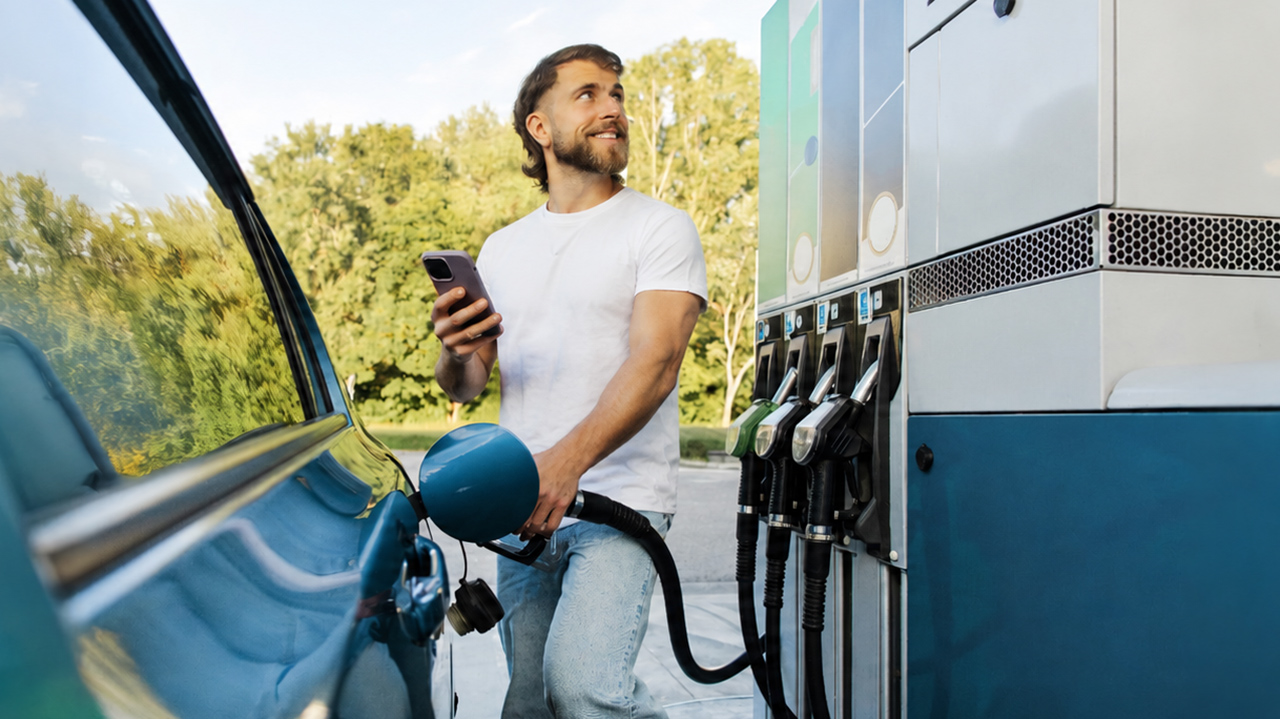 Hombre echando gasolina al coche - cadenas de gasolineras más baratas 2026
