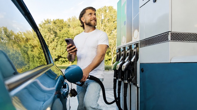 Hombre echando gasolina al coche - cadenas de gasolineras más baratas 2026