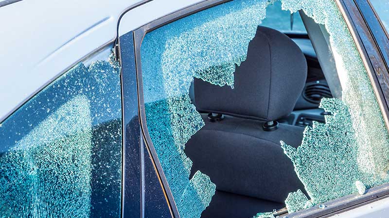 Qué puedes esperar del seguro si tu coche o tu moto han sido vandalizados.