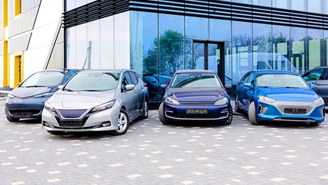 grupo de coches ante un concesionario