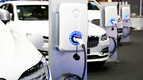 coche-electrico-recargandose