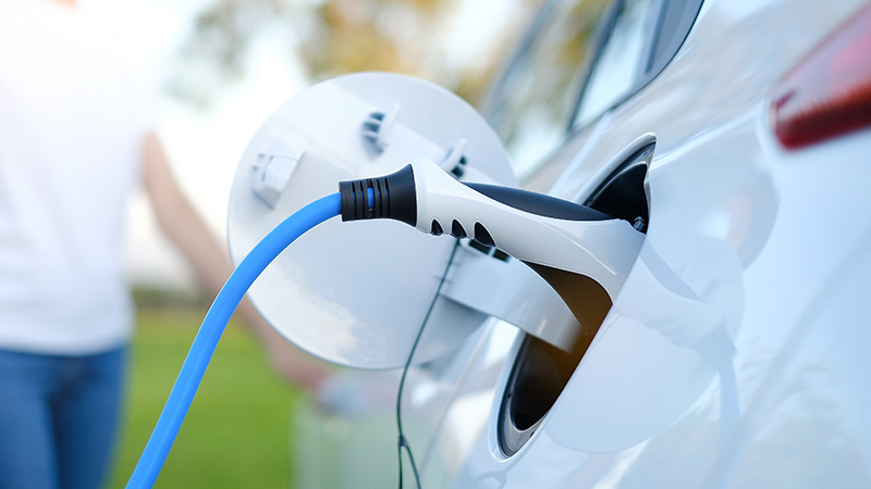 coche electrico en estacion de recarga