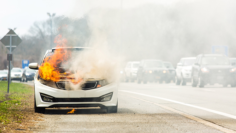 coche ardiendo - incendios en coches eléctricos