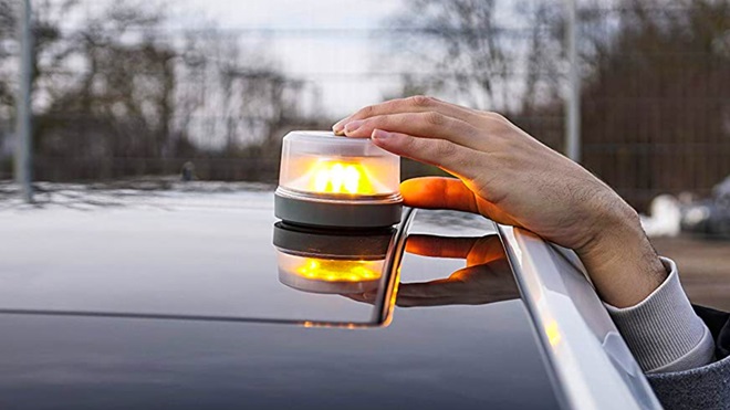 luz-emergencia-v16-instalada-en-techo-coche