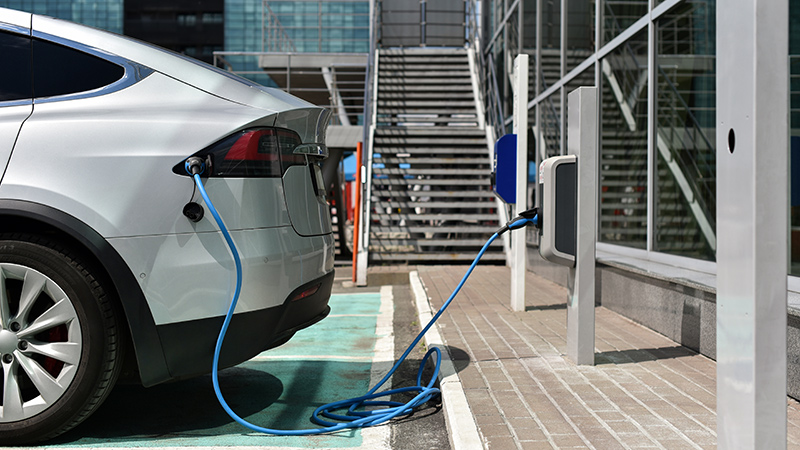 coche-electrico-en-estacion-carga