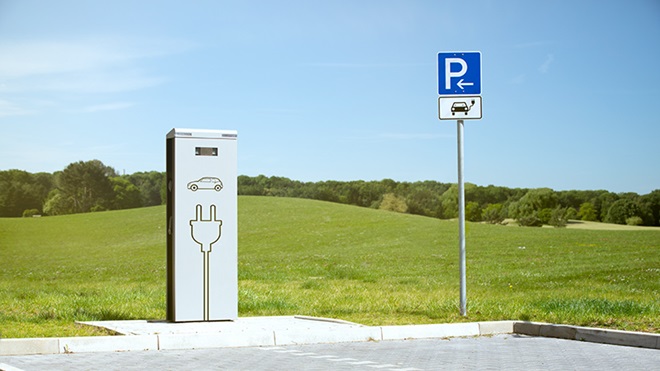 Punto de recarga para coche eléctrico en aparcamiento rural