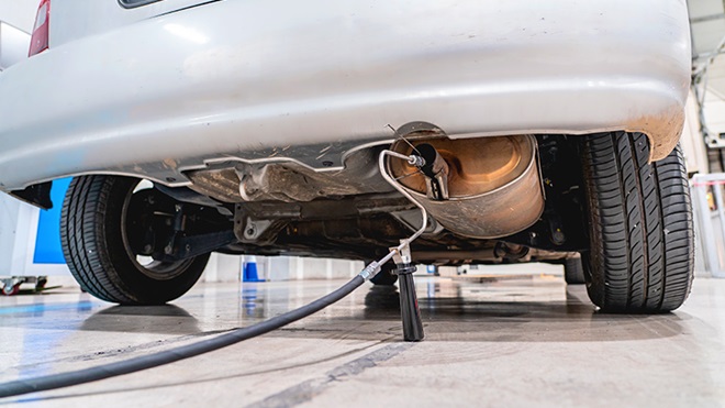 Midiendo las emisiones del tubo de escape de un coche