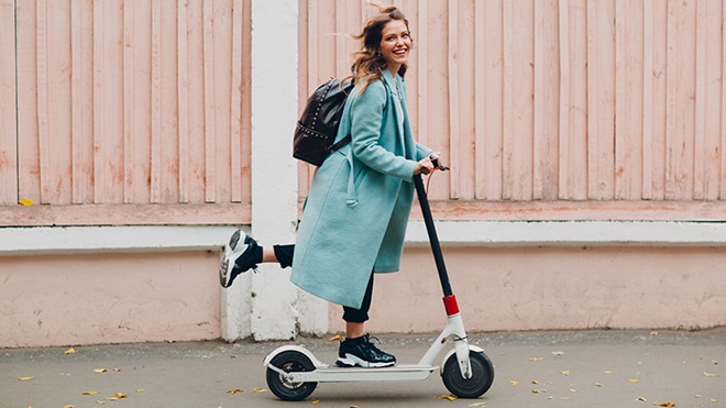 Mujer montando en un patinete eléctrico- nuevas normas sobre VMP