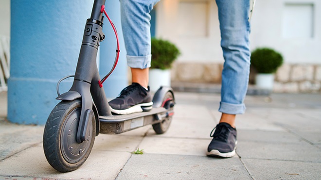 persona montando en patinete