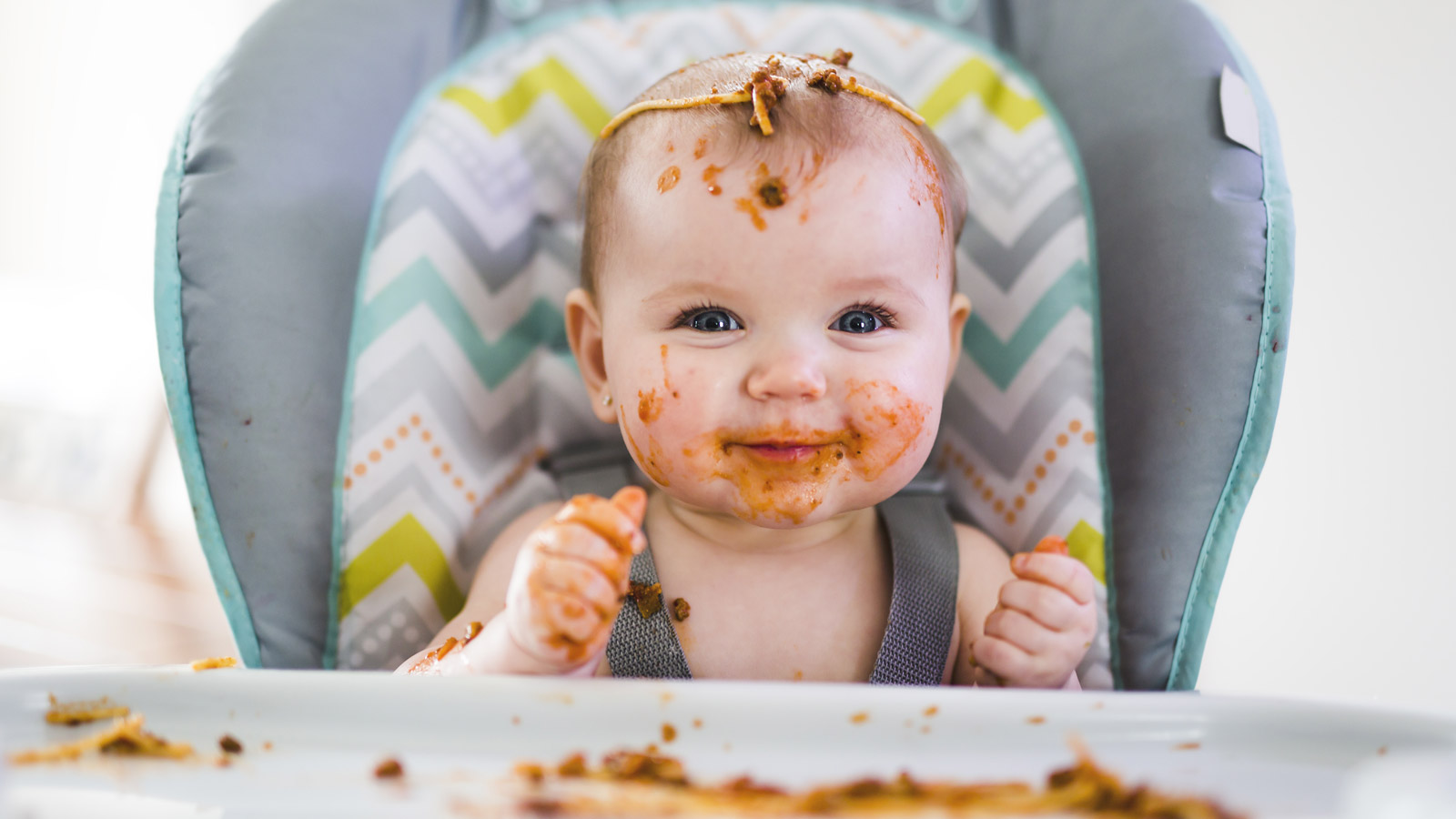 Cómo eliminar las manchas de comida de la ropa de tu bebé