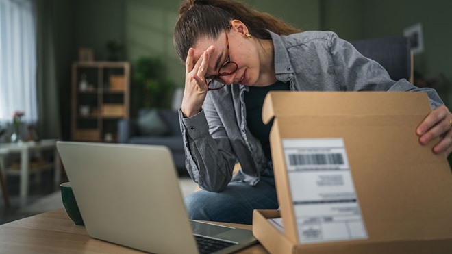 chica disgustada al abrir una compra online