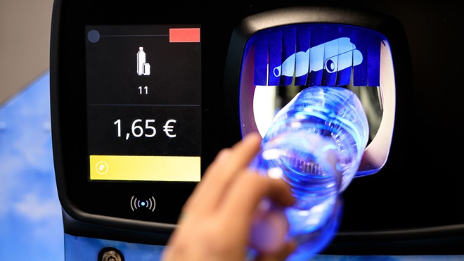 devolución de una botella de plástico a través de una máquina