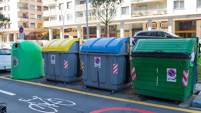 contenedores de envases, vidrio y papel en la calle, gestión de residuos, recogida separada